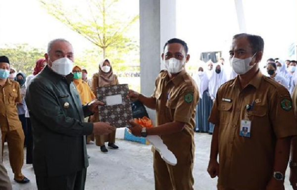 Pemprov Kaltim Serahkan 2 Unit Bus untuk SMA Negeri 10 Samarinda