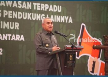 Gubernur Kaltim, Isran Noor saat membuka konsultasi publik Studi Amdal Rencana Kegiatan Pembangunan Kawasan Terpadu Ibu Kota Nusantara (IKN) dan Fasilitas Pendukung Lainnya Provinsi Kalimantan Timur di Hotel Platinum Balikpapan.