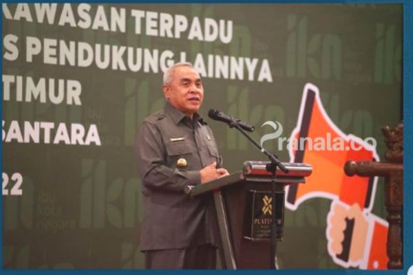 Gubernur Kaltim, Isran Noor saat membuka konsultasi publik Studi Amdal Rencana Kegiatan Pembangunan Kawasan Terpadu Ibu Kota Nusantara (IKN) dan Fasilitas Pendukung Lainnya Provinsi Kalimantan Timur di Hotel Platinum Balikpapan.