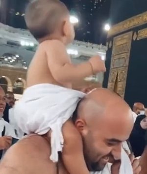 Balita Keliling Ka'Bah Lantunkan 'Labaik' Penuh Semangat