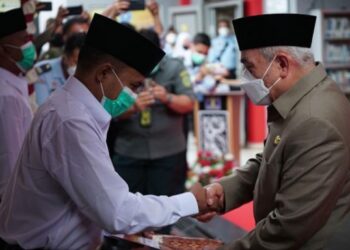 Gubernur Kaltim, Isran Noor didampingi Wagub Kaltim H Hadi Mulyadi, dan Kepala Kanwil Kemenkum HAM Kaltimtara Sofyan, menyerahkan secara simbolis surat remisi umum tersebut di Lapas Kelas IIA Samarinda, Selasa (16/8/2022). (Foto Pemprov)
