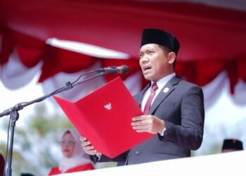 Ketua DPRD Bontang, Andi Faizal Sofyan Hasdam dipercaya menjadi pembaca Teks Proklamasi saat Upacara Peringatan Detik-Detik Proklamasi Kemerdekaan RI di Stadion Bessai Berinta, Langlang, Bontang, Rabu (17/8/2022).