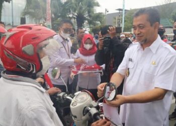 Gerakan 10 Juta Bendera Merah Putih Dimulai, Wagub Kaltim Turun ke Jalan