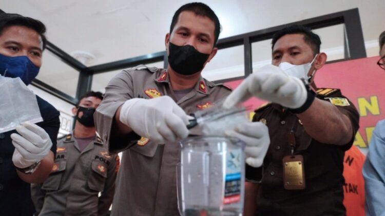 Polisi Polres Bontang bersama Kejari Bontang dan Pengadilan melakukan pemusnahan sabu di, di gedung Sat Reskoba Polres Bontang, Komplek Mako Polres Bontang, Selasa (23/8/2022).