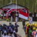 Sejumlah peserta mengikuti upacara pengibaran Bendera Merah Putih di lokasi titik nol Ibu Kota Negara (IKN) Nusantara di Kecamatan Sepaku, Kabupaten Penajam Paser Utara, Kalimantan Timur, Rabu (17/8/2022). ANTARA FOTO/Bayu Pratama S