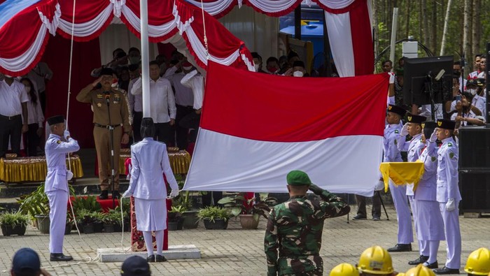 Sejumlah peserta mengikuti upacara pengibaran Bendera Merah Putih di lokasi titik nol Ibu Kota Negara (IKN) Nusantara di Kecamatan Sepaku, Kabupaten Penajam Paser Utara, Kalimantan Timur, Rabu (17/8/2022). ANTARA FOTO/Bayu Pratama S