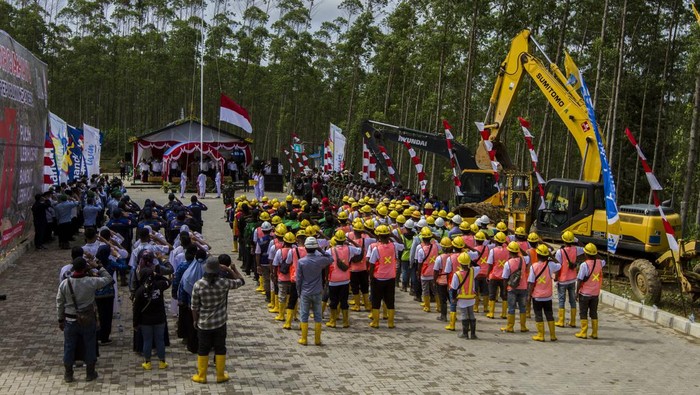 Sejumlah peserta mengikuti upacara pengibaran Bendera Merah Putih di lokasi titik nol Ibu Kota Negara (IKN) Nusantara di Kecamatan Sepaku, Kabupaten Penajam Paser Utara, Kalimantan Timur, Rabu (17/8/2022). ANTARA FOTO/Bayu Pratama S