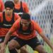 Pemain Borneo FC menjalani sesi Latihan persiapan jelang menjamu Persebaya Surabaya, di Stadion Segiri, Samarinda, Jumat (19/8/2022). Foto: IG Borneo FC