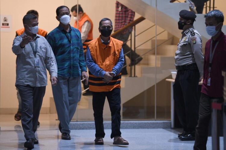 Petugas KPK membawa Rektor Universitas Lampung (Unila) Karomani selaku tersangka untuk dihadirkan dalam konferensi pers hasil kegiatan tangkap tangan di Gedung Merah Putih KPK, Jakarta Selatan, Ahad (21/8/2022).