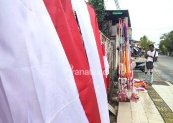 Cerita Jajang Penjual Bendera Musiman di Bontang, Stok Didatangkan dari Jawa Barat