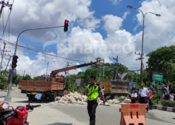 Truk Semen Tabrak Traffic Light Simpang RSUD Bontang, Mobil Ketua PA Bontang Ikut Penyok