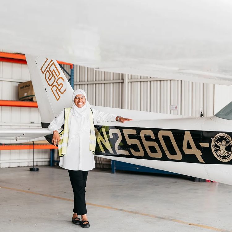 Cerita Hassanah dan Perjuangannya jadi Pilot Muslimah Pertama di Jamaika