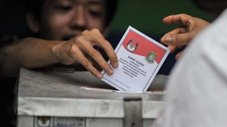 Jelang PSU Pilkada Kukar, 4.227 Personel Gabungan Dikerahkan Amankan 1.447 TPS Jalur Sungai jadi Solusi Distribusi Logistik Pilkada 2024 di Wilayah Terpencil Kaltim Survei KPK: Ongkos Politik Calon Gubernur Tembus Ratusan Miliar Rupiah