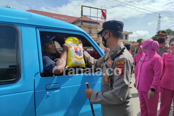Imbas BBM Naik, Polres Bontang Bagikan Ratusan Sembako ke Masyarakat Terdampak