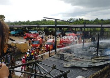 Kobaran Api Lalap Mes Karyawan Jasa Penyewaan Alat Berat di Lengkol