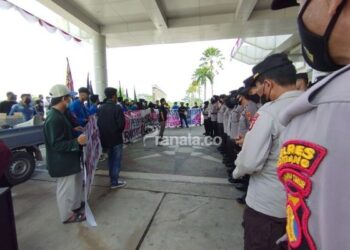 Tolak Kenaikan Harga BBM, Puluhan Mahasiswa Seruduk Kantor Wali Kota Bontang
