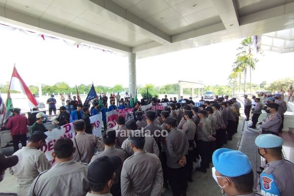 Tolak Kenaikan Harga BBM, Puluhan Mahasiswa Seruduk Kantor Wali Kota Bontang