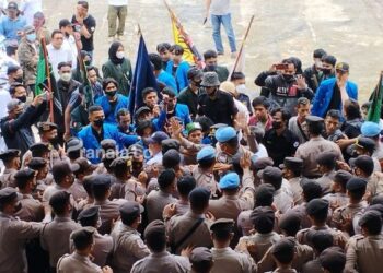 Mahasiswa dan Polisi Saling Dorong, Paksa Masuk Ruang Sidang DPRD Bontang