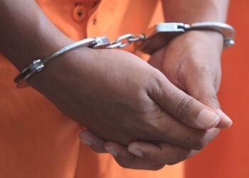 Diduga Sakit Hati, Pria di Samarinda Nekat Bakar Rumah Mantan Kekasih Pemulung di Balikpapan Terancam Dipenjara 7 Tahun Dua Tersangka Percobaan Pembunuhan di Samarinda Ditangkap Pengedar Sabu Berkedok Juru Parkir di Samarinda Diciduk Polisi Pembunuh Pedagang Mainan di Petung Diringkus di Samarinda, Dilacak Pakai Gawai Korban Residivis Bobol Rumah Kosong, Uangnya Dipakai Beli Sabu