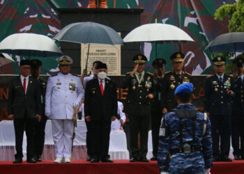 Meski Diguyur Hujan, Upacara HUT TNI Berjalan Khidmat