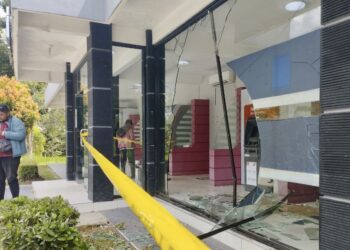 Kijang Kotak Seruduk Gerai ATM Badak LNG