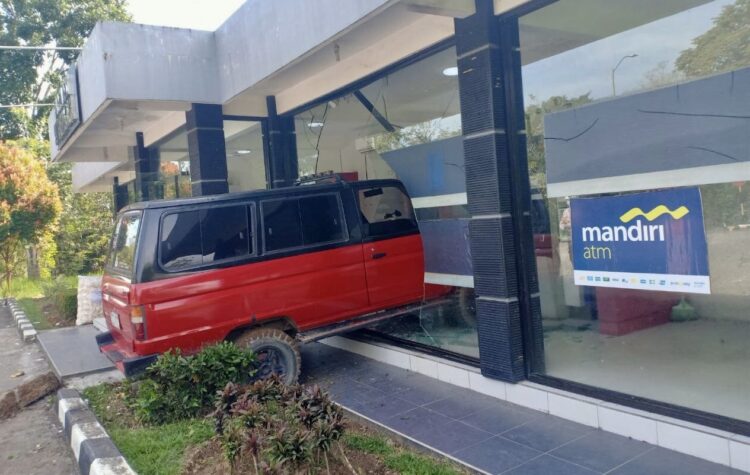 Kijang Kotak Seruduk Gerai ATM Badak LNG