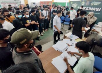 Vaksin Covid-19 Langka, Warga Bontang Rela Berdesakan demi Dapat Jatah