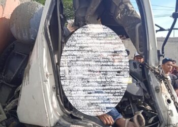 Detik-Detik Truk Molen Tabrak Kendaraan Lain di Balikpapan hingga Sopir Terjepit