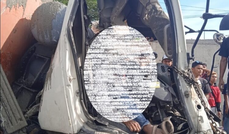 Detik-Detik Truk Molen Tabrak Kendaraan Lain di Balikpapan hingga Sopir Terjepit