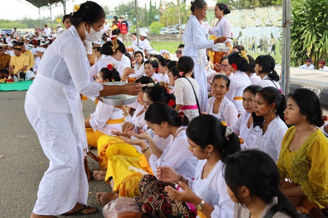 Bupati Kukar Hadiri Perayaan Melasti, Ajak Semua Umat Bergandengan Tangan