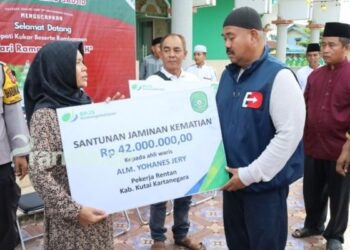 Bupati Kukar Serahkan Santunan Pekerja Rentan dan Bingkisan bagi Duafa