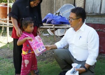 Pj Gubernur Sulbar Serahkan Bantuan Anak Stunting di Desa Sumare Mamuju