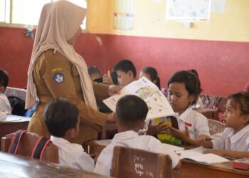 Pemprov Kaltim Pastikan Guru di Perdesaan Setara dengan Perkotaan Gaji Guru ASN Naik 100 Persen, Tunjangan Honorer Rp 2 Juta Mulai 2025 Balikpapan Masih Kekurangan Guru