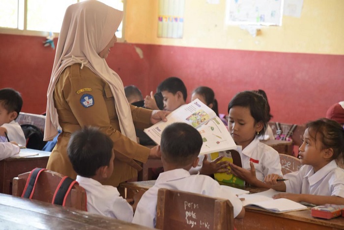 Pemprov Kaltim Pastikan Guru di Perdesaan Setara dengan Perkotaan Gaji Guru ASN Naik 100 Persen, Tunjangan Honorer Rp 2 Juta Mulai 2025 Balikpapan Masih Kekurangan Guru