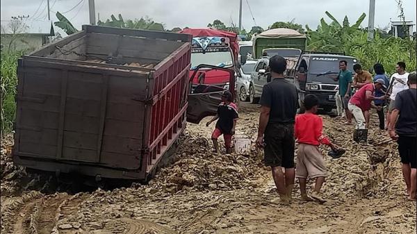 Anggaran Jalan Rusak Kaltim 2026 Turun jadi Rp400 Miliar Jalur Kota Bangun-Kenohan Rusak Parah, Bupati Kukar Minta Truk Pengangkut Sawit Kurangi Tonase