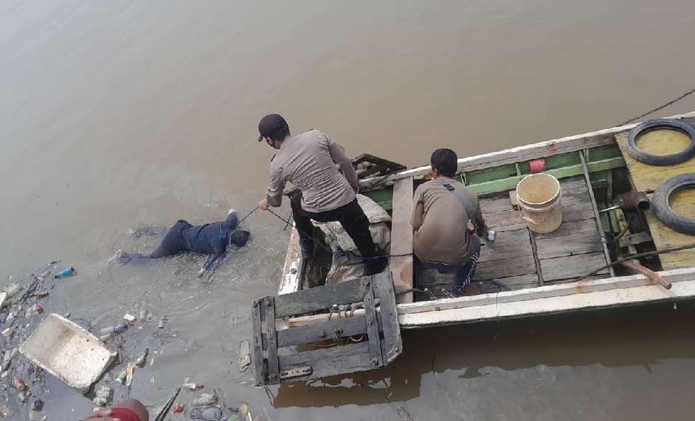 Ditemukan Mengambang, Identitas Mayat Pria di Pantai Muara Badak Masih Misterius