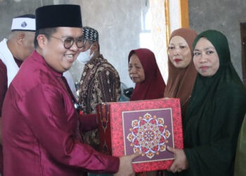 Pemkab Kukar Serahkan Bantuan Rumah Ibadah dan Paket Menu Berbuka untuk Lansia di Batuah Loa Janan