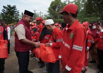 Ratusan 'Pasukan Merah Putih' Terima Bingkisan Sembako