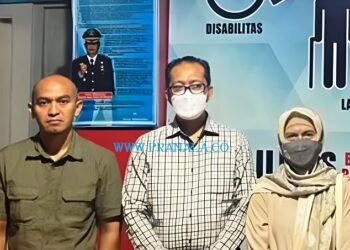 Tiga Terdakwa Korupsi Pengadaan Lahan Bandara Divonis 2 Tahun 3 Bulan Keberatan dari Terdakwa Basir Ditolak Hakim, Lanjut Pemeriksaan Saksi Kasus Lahan Bandara Bontang Lestari Kasus Lahan Bandara Bontang Lestari, Kejari: Satu Terdakwa Ajukan Eksepsi, Dua Terima Dakwaan Pelimpahan Tiga Tersangka Dugaan Korupsi Lahan Bandara Bontang Lestari Terkendala Berkas Belum Di-update