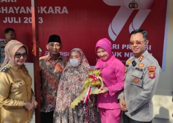 Polres Bontang Bedah Rumah dan Bangunkan Fasilitas Air Bersih untuk Warga