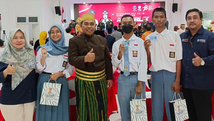 Tiga Pelajar Genap Berusia 17 Tahun di Momen HUT Kemerdekaan RI, Disdukcapil Bontang Hadiahi KTP-El