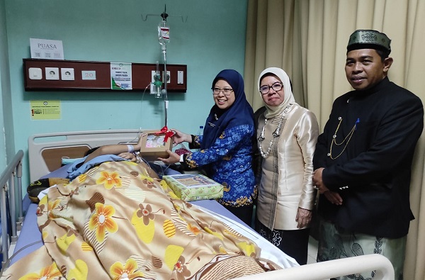 Satu Bayi Lahir Bertepatan dengan Momen HUT Bontang, Diberi “Kado” Spesial oleh Disdukcapil Bontang