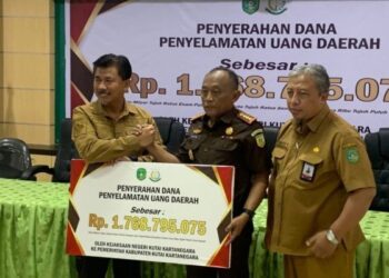 Kejari Kutai Kartanegara Kembalikan Uang Negara Rp1,8 Miliar kepada Pemkab
