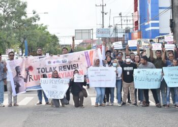 Aksi Tolak RUU Penyiaran di Jalan, Gabungan Wartawan dan Pegiat Media Sosial di Bontang Dijaga Puluhan Anggota Polisi