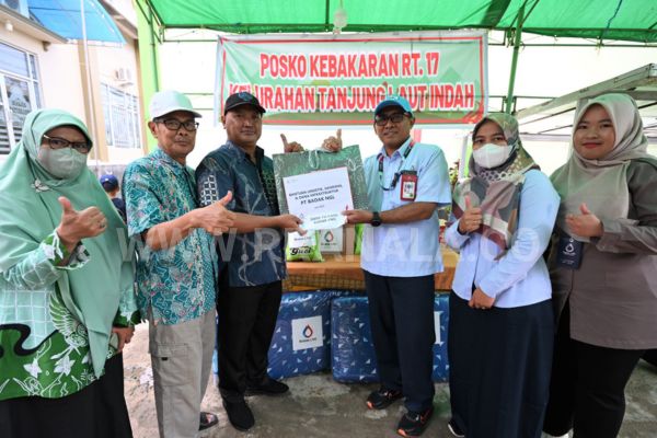 Tunjukkan Kepedulian, Badak LNG Salurkan Bantuan Sosial kepada Korban Kebakaran di Rawah Indah