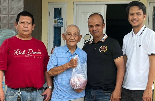PWI Kaltim Bagikan Daging Kurban Pertama untuk Wartawan Sepuh dan Janda Istri Mendiang Wartawan