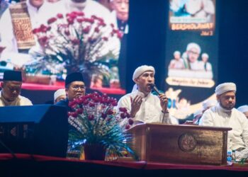 Kukar Bersholawat Jilid III Sukses Digelar, Wabup Rendi Solihin dan Ribuan Warga Khusyuk Berdoa