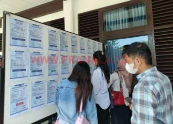 Disnaker Bontang Pastikan 135 Perusahaan Bisa Akses Data Pencari Kerja lewat "Teman Naker" Awal 2026, Pemkot Bontang Salurkan 1.000 Pencari Kerja ke Perusahaan 135 Perusahaan Serahkan Kebutuhan Tenaga Kerja ke Disnaker Bontang BPS Kaltim: Pengangguran Menyusut, Lapangan Kerja Bertambah 124 Perusahaan Komit Dukung Serapan Tenaga Kerja Lokal, Wawali Bontang: Kami Evaluasi 3 Bulan Sekali Meski Menurun, Lulusan SMK di Kaltim Masih Dominasi Angka Pengangguran Job Fair Balikpapan 2024 Dibuka, Sediakan 969 Lowongan dari 34 Perusahaan Adrofdita Dorong Pemkot Bontang Gelar Job Fair Rutin untuk Kurangi Pengangguran
