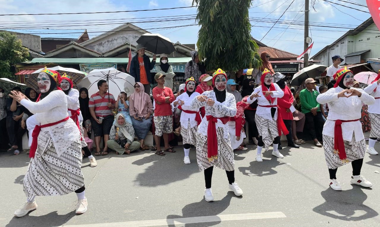 Semarak Karnaval Lok Tuan, Bontang: Peserta Berjuang Lawan Terik, Semangat Tetap Membara