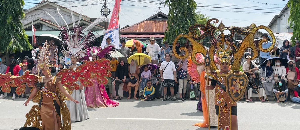 Semarak Karnaval Lok Tuan, Bontang: Peserta Berjuang Lawan Terik, Semangat Tetap Membara